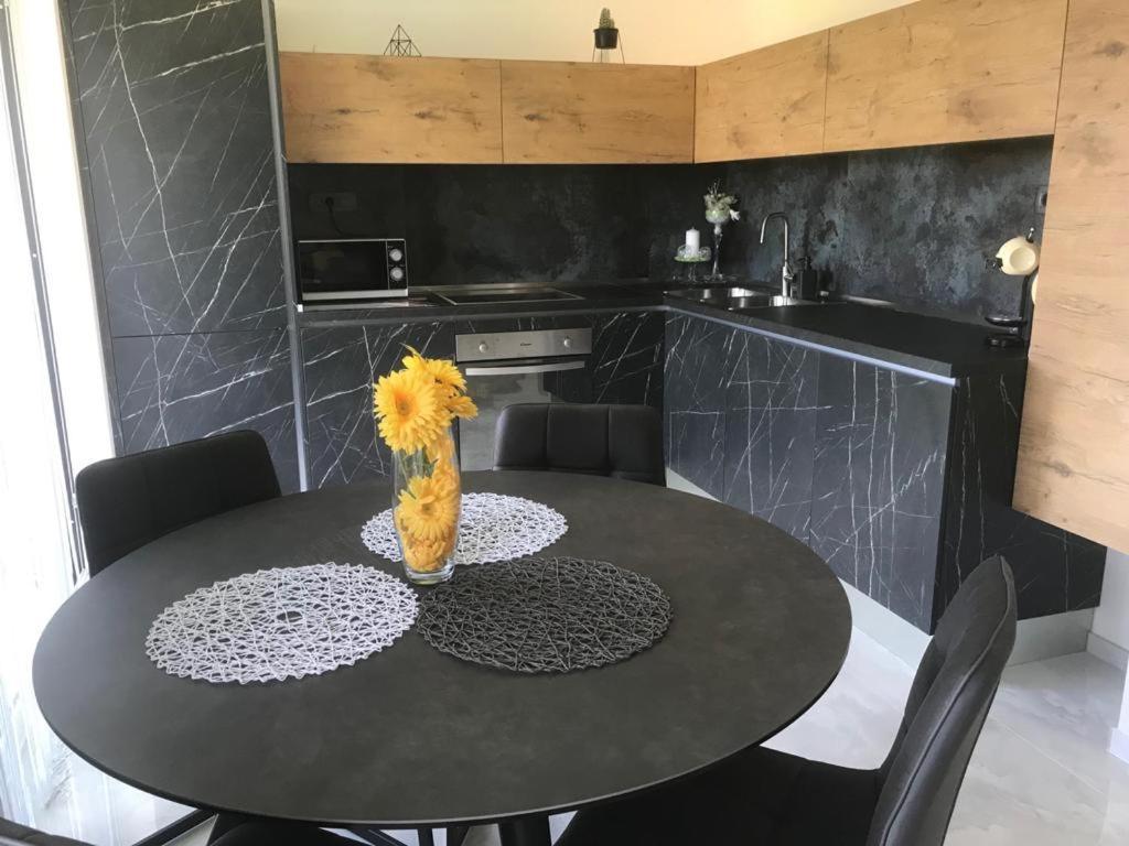 Hedonist-Luxury 2 Bedroom Apartment With Private Hot Tub, Garden And Free Parking Trogir Eksteriør bilde