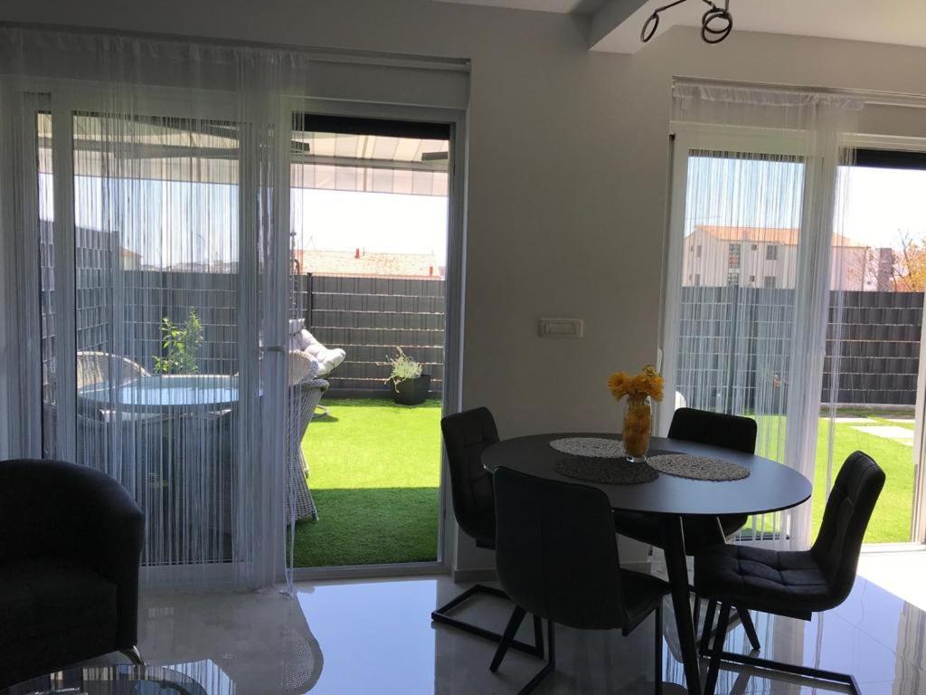 Hedonist-Luxury 2 Bedroom Apartment With Private Hot Tub, Garden And Free Parking Trogir Eksteriør bilde
