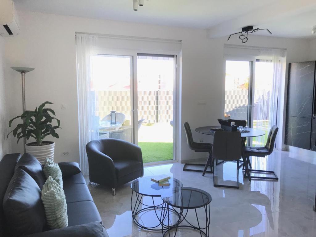 Hedonist-Luxury 2 Bedroom Apartment With Private Hot Tub, Garden And Free Parking Trogir Eksteriør bilde