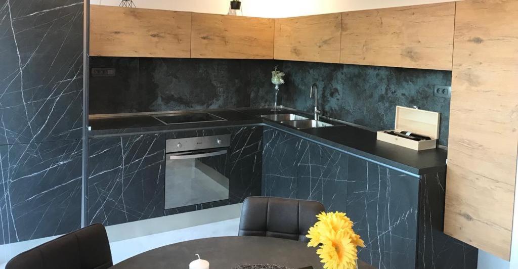 Hedonist-Luxury 2 Bedroom Apartment With Private Hot Tub, Garden And Free Parking Trogir Eksteriør bilde