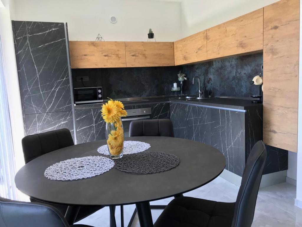 Hedonist-Luxury 2 Bedroom Apartment With Private Hot Tub, Garden And Free Parking Trogir Eksteriør bilde