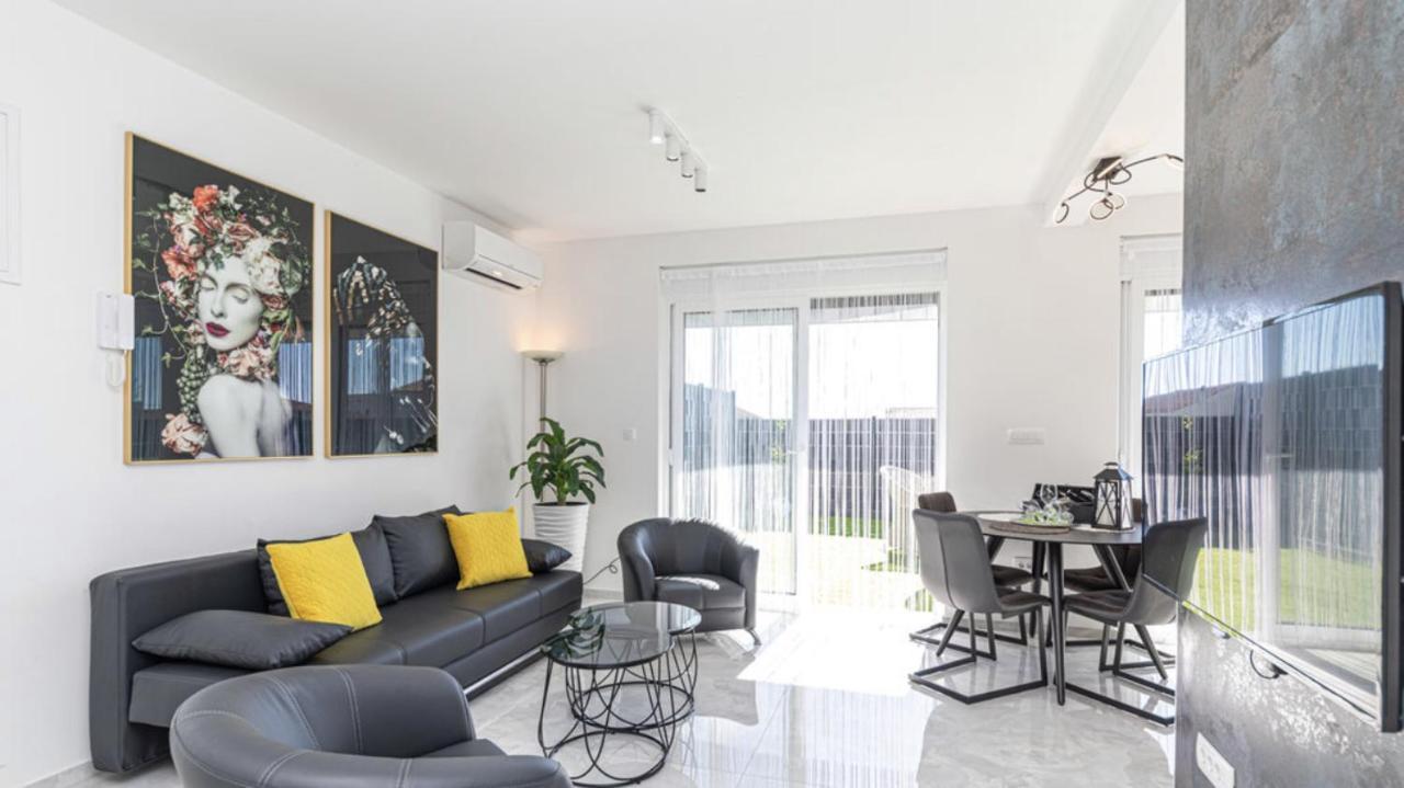 Hedonist-Luxury 2 Bedroom Apartment With Private Hot Tub, Garden And Free Parking Trogir Eksteriør bilde