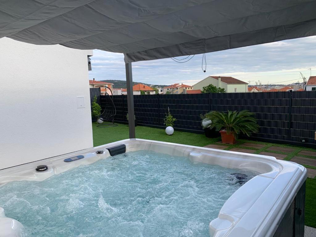 Hedonist-Luxury 2 Bedroom Apartment With Private Hot Tub, Garden And Free Parking Trogir Eksteriør bilde