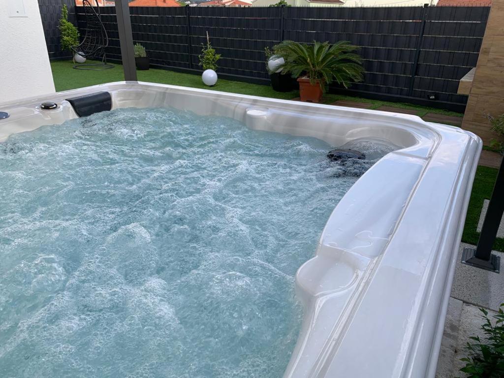 Hedonist-Luxury 2 Bedroom Apartment With Private Hot Tub, Garden And Free Parking Trogir Eksteriør bilde