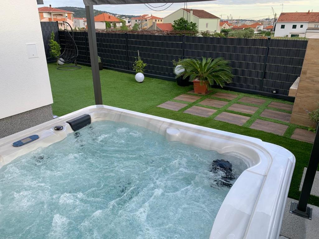 Hedonist-Luxury 2 Bedroom Apartment With Private Hot Tub, Garden And Free Parking Trogir Eksteriør bilde