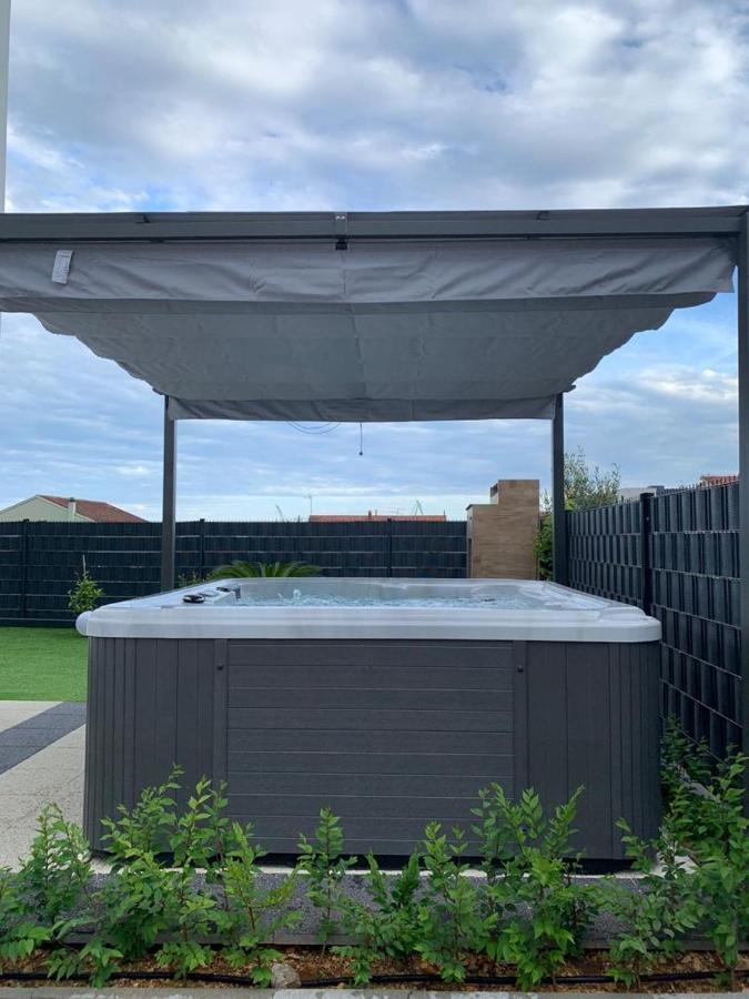 Hedonist-Luxury 2 Bedroom Apartment With Private Hot Tub, Garden And Free Parking Trogir Eksteriør bilde