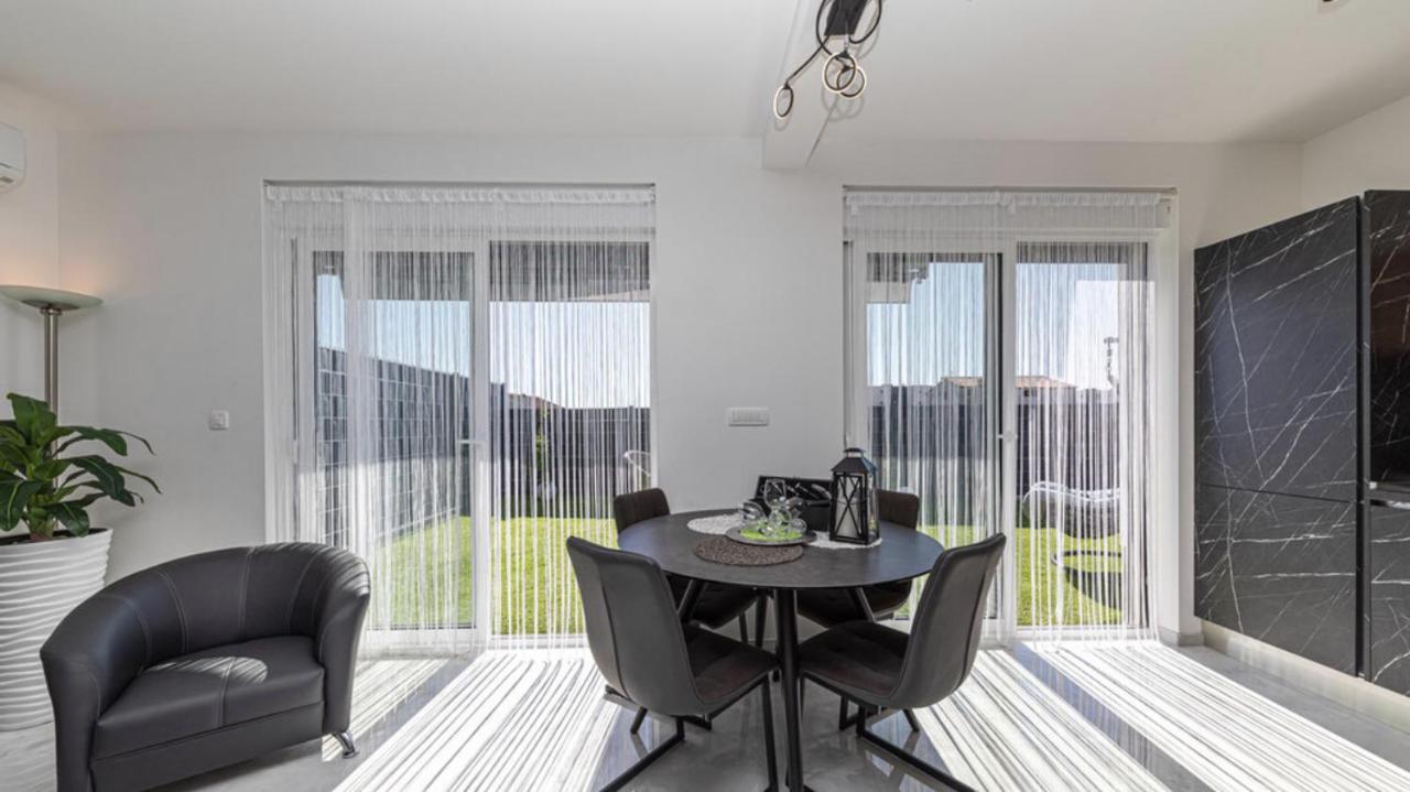 Hedonist-Luxury 2 Bedroom Apartment With Private Hot Tub, Garden And Free Parking Trogir Eksteriør bilde