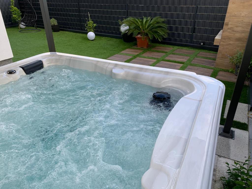 Hedonist-Luxury 2 Bedroom Apartment With Private Hot Tub, Garden And Free Parking Trogir Eksteriør bilde