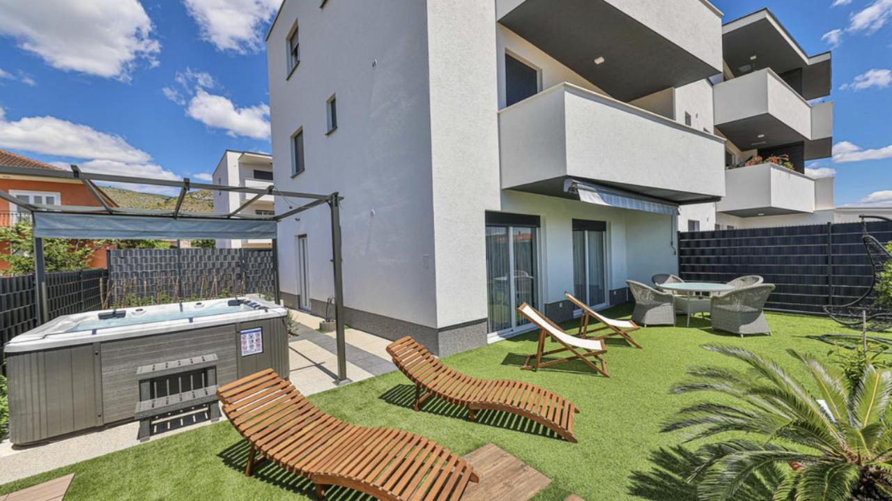 Hedonist-Luxury 2 Bedroom Apartment With Private Hot Tub, Garden And Free Parking Trogir Eksteriør bilde