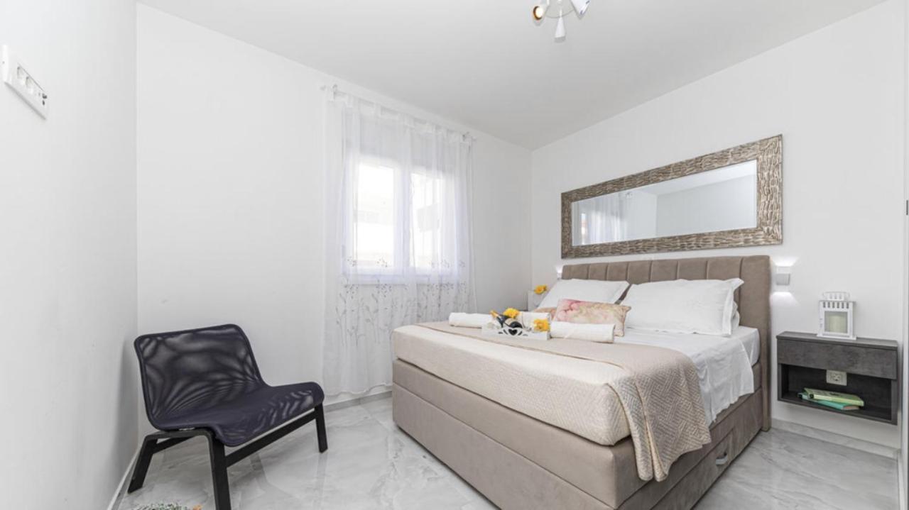Hedonist-Luxury 2 Bedroom Apartment With Private Hot Tub, Garden And Free Parking Trogir Eksteriør bilde
