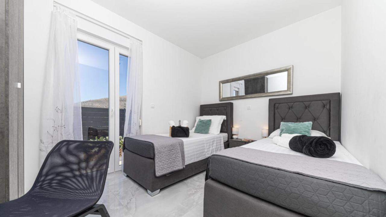 Hedonist-Luxury 2 Bedroom Apartment With Private Hot Tub, Garden And Free Parking Trogir Eksteriør bilde